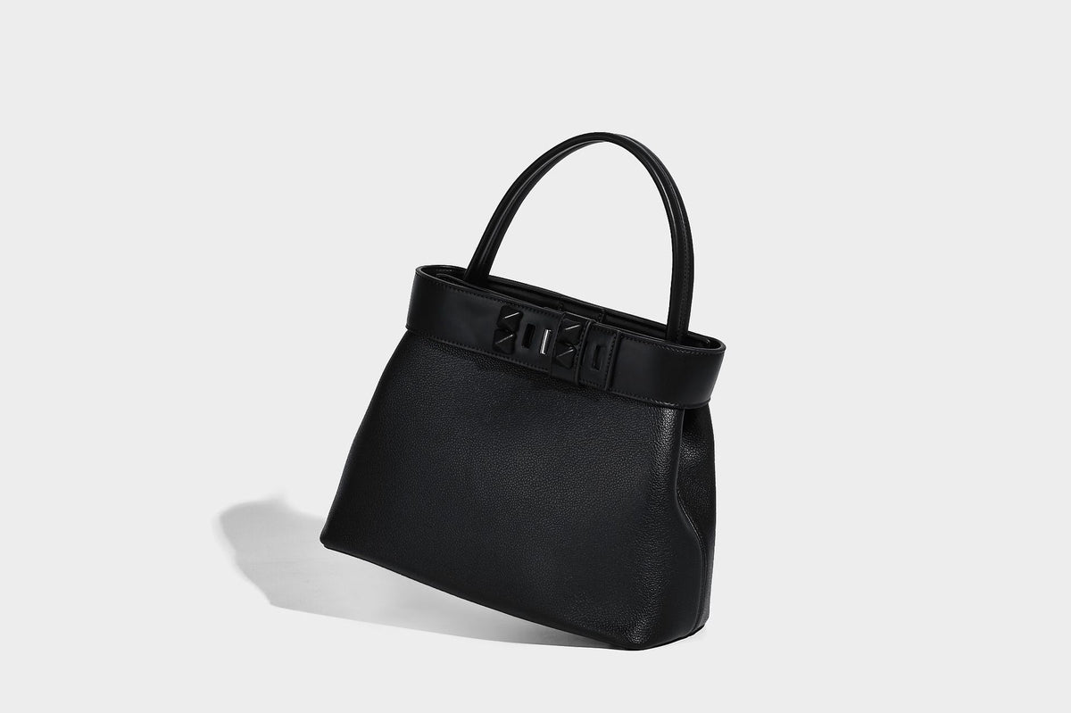 Strukturierte Trapez-Tote-Bag mit oberem Riemen mit Gürtelschnalle, genarbter Lederoptik und silberfarbenen Beschlägen, Detailansicht
