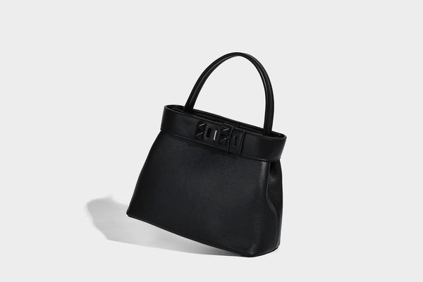 Strukturierte Trapez-Tote-Bag mit oberem Riemen mit Gürtelschnalle, genarbter Lederoptik und silberfarbenen Beschlägen, Detailansicht