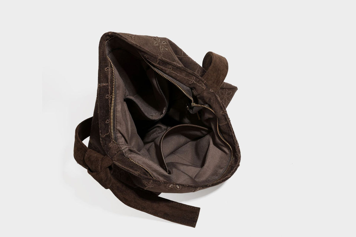 Lässige Hobo-Schultertasche in dunkelbrauner Velourslederoptik mit Ton-in-Ton-Blumenstickerei und langem, geknotetem Einzelriemen, Detailansicht