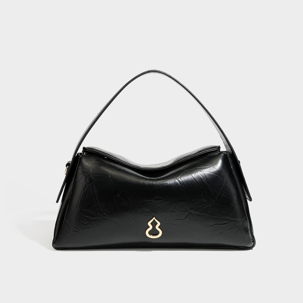 Glänzende, geknautschte Trapez-Schultertasche mit Überschlagverschluss, goldfarbenen Logo-Beschlägen, Tragegriff und abnehmbarem, verstellbarem Schulterriemen