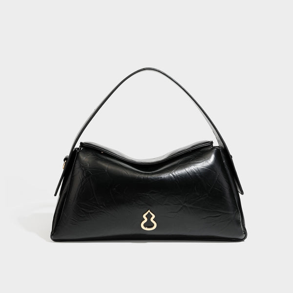 Glänzende, geknautschte Trapez-Schultertasche mit Überschlagverschluss, goldfarbenen Logo-Beschlägen, Tragegriff und abnehmbarem, verstellbarem Schulterriemen