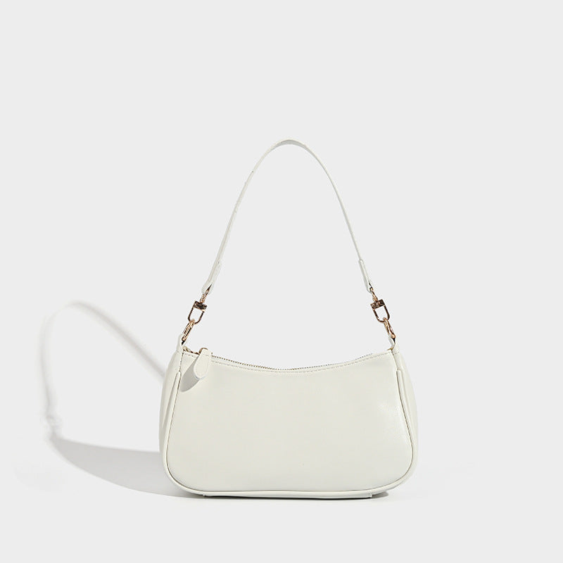 Kompakte Baguette-Schultertasche mit bogenförmiger Silhouette, strukturierter Oberfläche in Lederoptik und goldfarbenen Metalldetails, Detailansicht 7