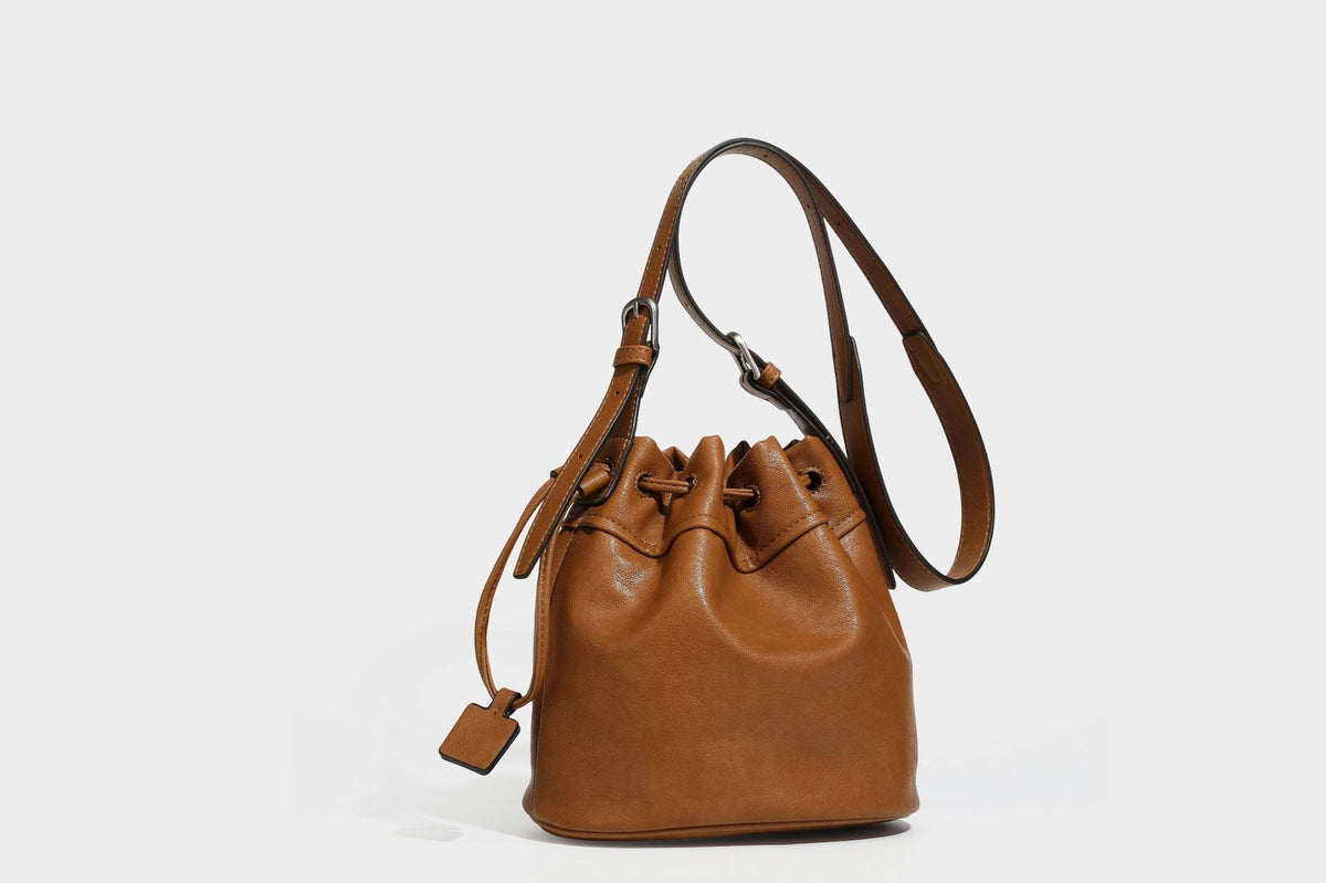 Kleine Beuteltasche in genarbter Lederoptik mit Kordelzug, verstellbarem Crossbody-Riemen und silberfarbenen Beschlägen, Detailansicht 21