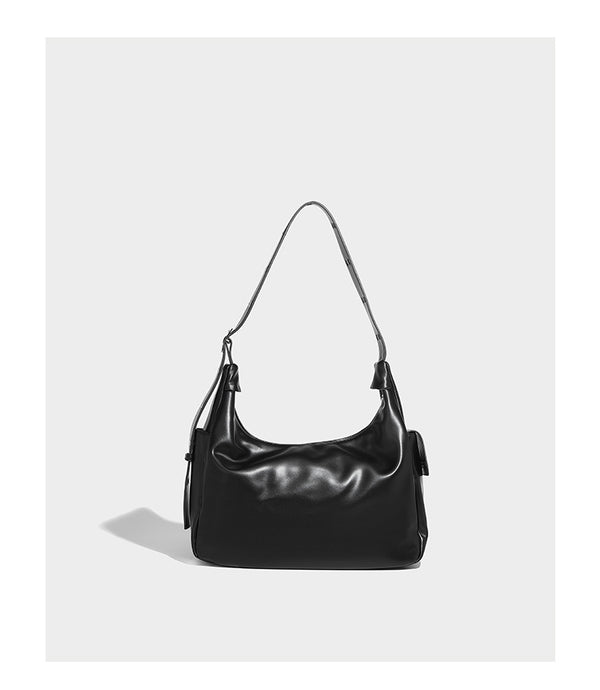 Lässig fallende Hobo-Schultertasche mit glänzender Lederoptik, vorderen Klappentaschen, Kettenapplikationen und silberfarbenen Nietbeschlägen