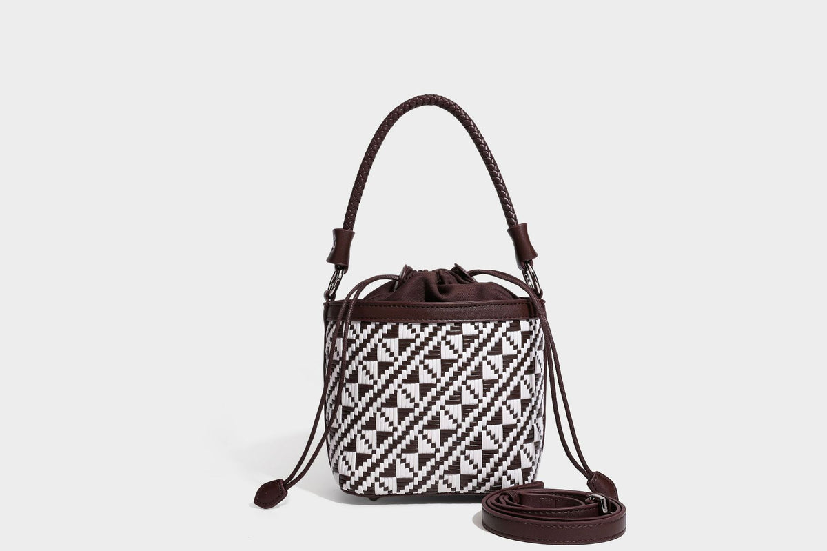 Kleine gewebte geometrische Bucket-Bag mit geflochtenem Henkel in Lederoptik und Kordelzugverschluss im zweifarbigen Muster aus Braun und Weiß