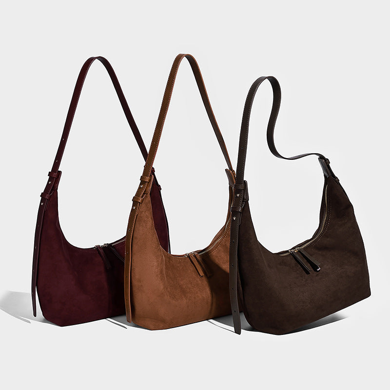 Lässige Hobo-Schultertasche in Halbmondform aus dunkelbrauner, matter Wildlederoptik mit verstellbarem Riemen und Reißverschluss oben mit zwei Zippern