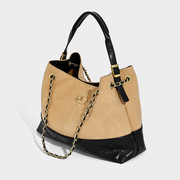 Gesteppte zweifarbige Schulter-Tote-Bag mit goldfarbener Kettenriemen und ineinandergreifendem Ringemblem im Colorblocking aus Apricot und Schwarz, Detailansicht