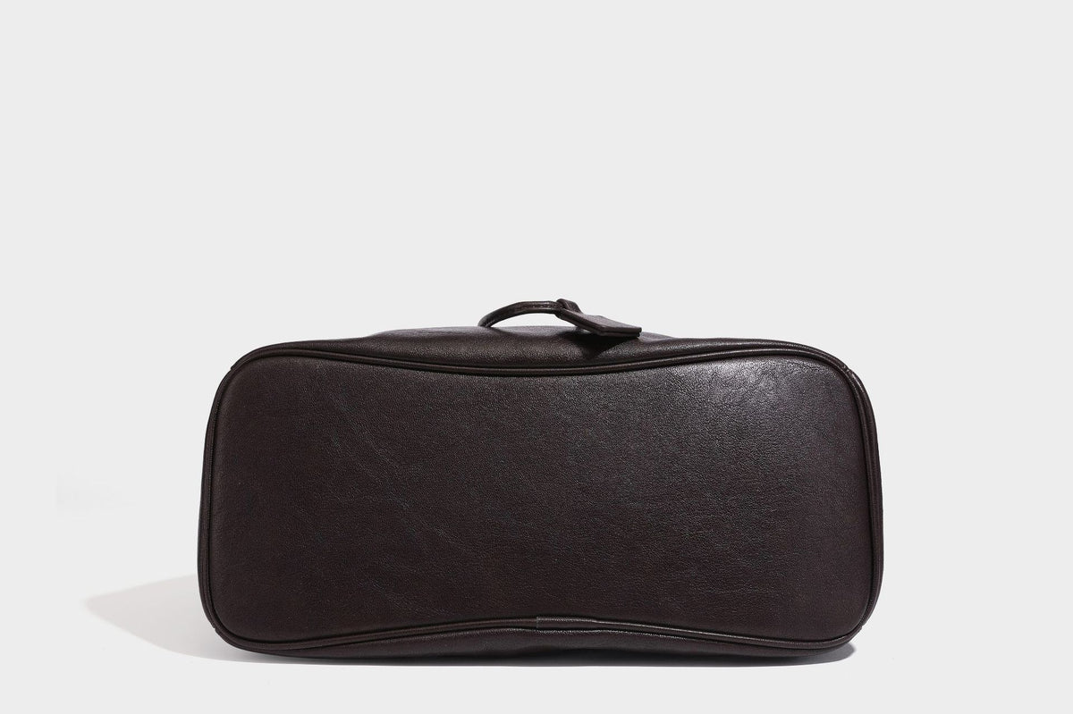 Lässig fallende Beuteltasche mit Kordelzug in dunkler Espresso-Lederoptik, verstellbarem Riemen und Ringbeschlägen aus Metall