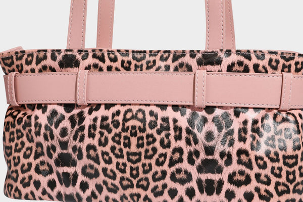 Strukturierte Schultertasche mit Leopardenmuster, Gürtelverschluss-Detail, zwei langen Riemen und silberfarbenen Metallbeschlägen, Detailansicht
