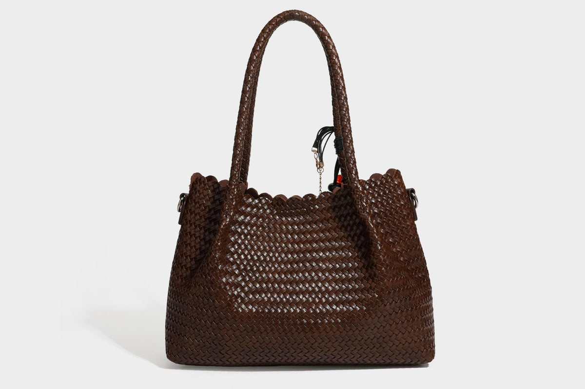 Strukturierte, glänzend gewebte Tote-Bag mit geschwungenem oberen Rand, geflochtenen Henkeln, abnehmbarem Crossbody-Riemen und Perlenquaste