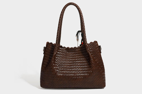 Strukturierte, glänzend gewebte Tote-Bag mit geschwungenem oberen Rand, geflochtenen Henkeln, abnehmbarem Crossbody-Riemen und Perlenquaste