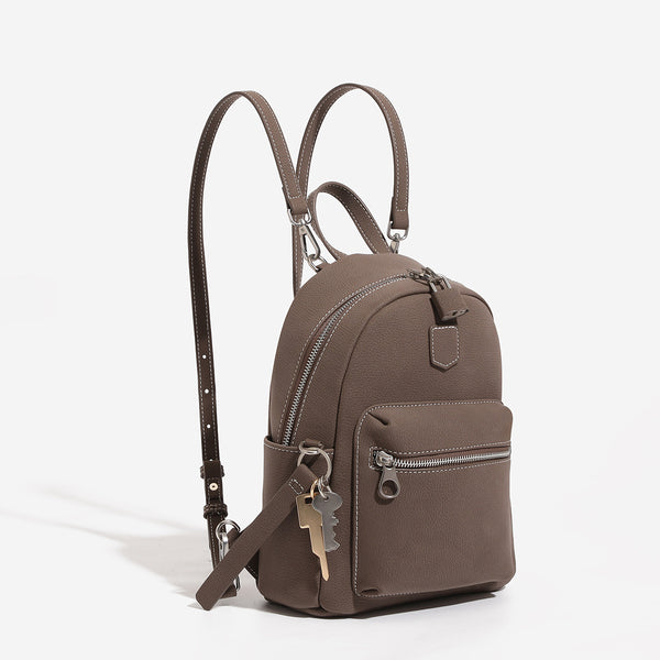 Mini-Handtasche im Rucksackstil mit abgerundeter Form und genarbter Oberfläche, silberfarbenen Beschlägen, vorderer Reißverschlusstasche und wandelbaren Schulterriemen