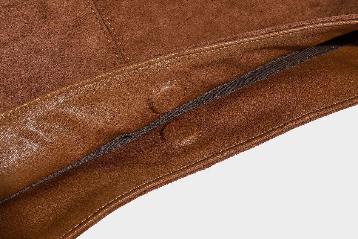 Beige-braune Hobo-Schultertasche mit lässiger Silhouette, matter Veloursleder-Optik, goldfarbenen halbmondförmigen Beschlägen und schmalem Schulterriemen, Detailaufnahme