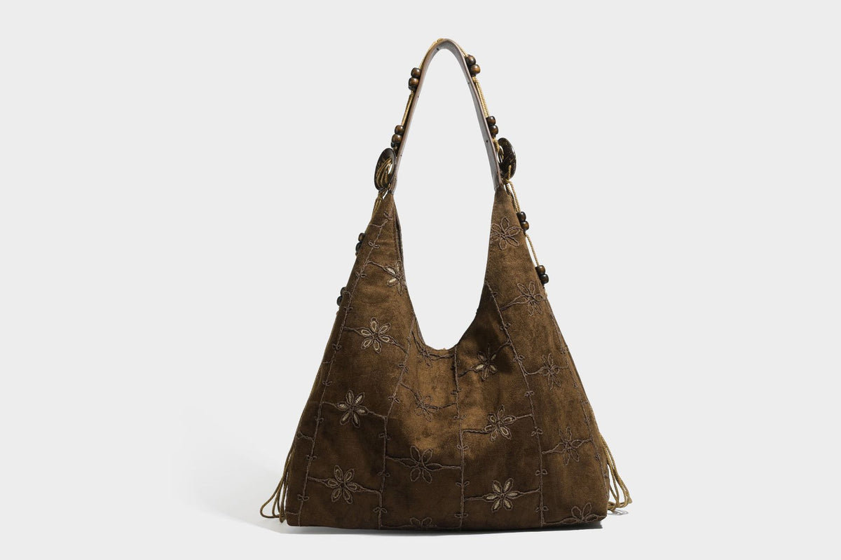 Dunkelbraune bestickte Hobo-Shopper-Tasche mit perlenverziertem Schulterriemen in Lederoptik, verknoteten Quastenbändern und ovalen Ringbeschlägen