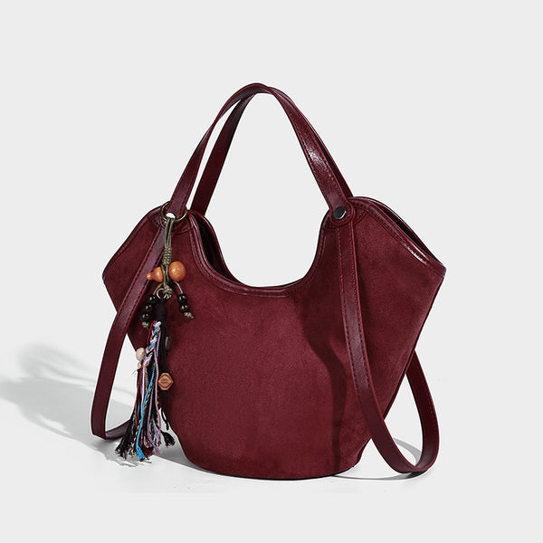 Dunkelbraune matte Hobo-Schultertasche in Velourslederoptik mit geschwungener, oben offener Silhouette, zwei Schulterriemen und abnehmbarem