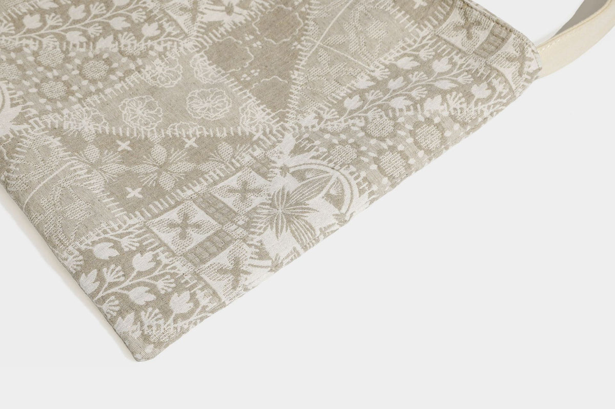 Weich fallende Hobo-Schultertasche aus Canvas mit botanischem Print, langem geknotetem Riemen und Reißverschluss oben, Detailansicht 27