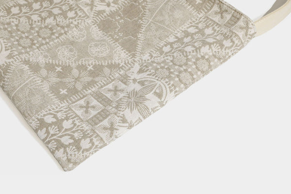 Weich fallende Hobo-Schultertasche aus Canvas mit botanischem Print, langem geknotetem Riemen und Reißverschluss oben, Detailansicht 27
