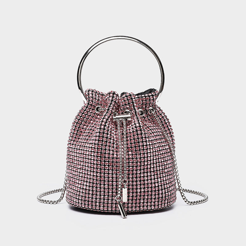 Kleine Beuteltasche mit Kristall-Strasssteinen, silberfarbenem Ringhenkel und Ketten-Schulterriemen, Kordelzugverschluss, Detailansicht 4