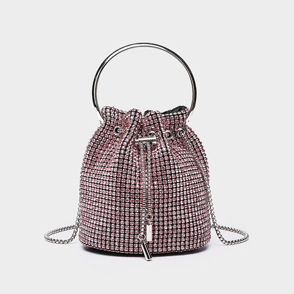 Kleine Beuteltasche mit Kristall-Strasssteinen, silberfarbenem Ringhenkel und Ketten-Schulterriemen, Kordelzugverschluss, Detailansicht 4