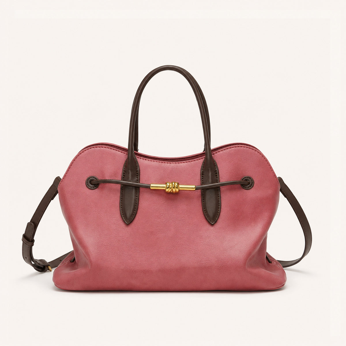 Lässig fallende Henkeltasche in Dunkelbraun und Lederoptik mit zwei gerollten Tragegriffen, Kordelzug an der Vorderseite und Steg in Antikgoldoptik, Detailansicht