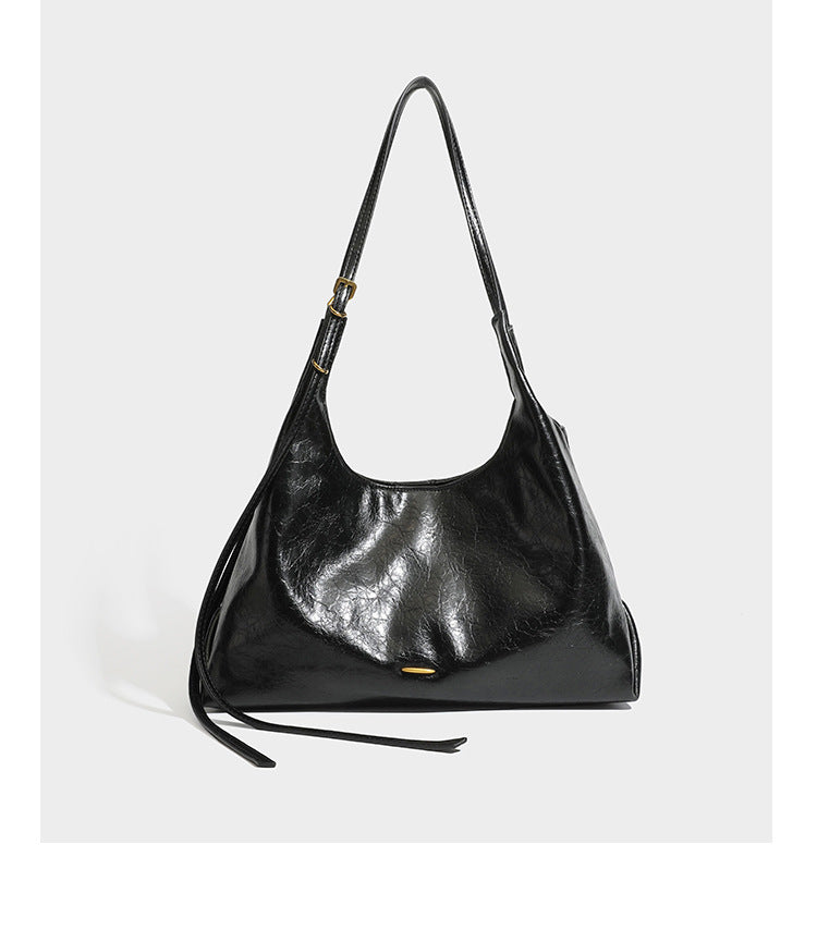 Lässige Hobo-Schultertasche mit offenem Oberteil in glänzender, geknautschter dunkelbrauner Lederoptik mit schmalem verstellbarem Riemen und goldfarbenem