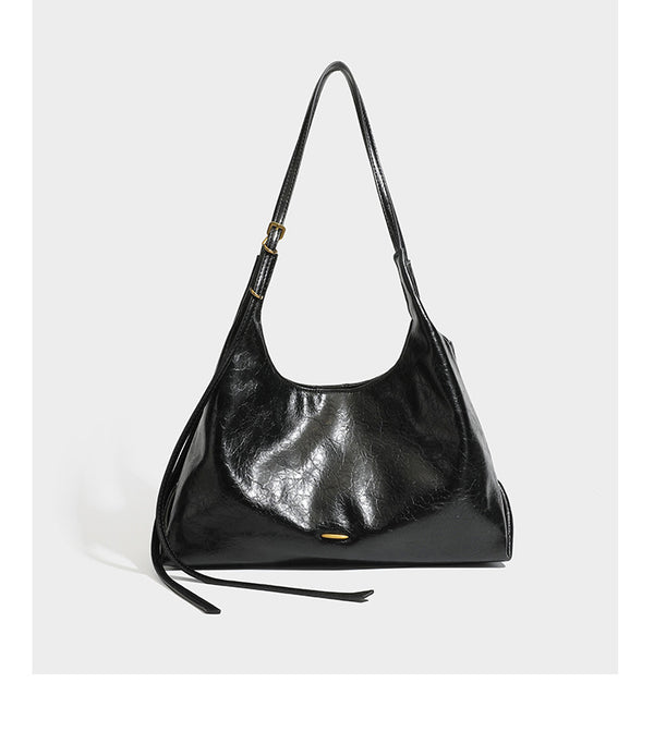 Lässige Hobo-Schultertasche mit offenem Oberteil in glänzender, geknautschter dunkelbrauner Lederoptik mit schmalem verstellbarem Riemen und goldfarbenem