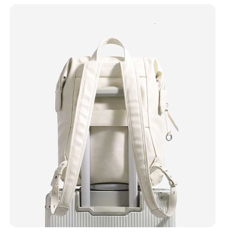 Strukturierter Rucksack in glatter Lederoptik mit diagonalem Front-Reißverschlussfach und Überschlag mit Druckknopf, Detailansicht 13