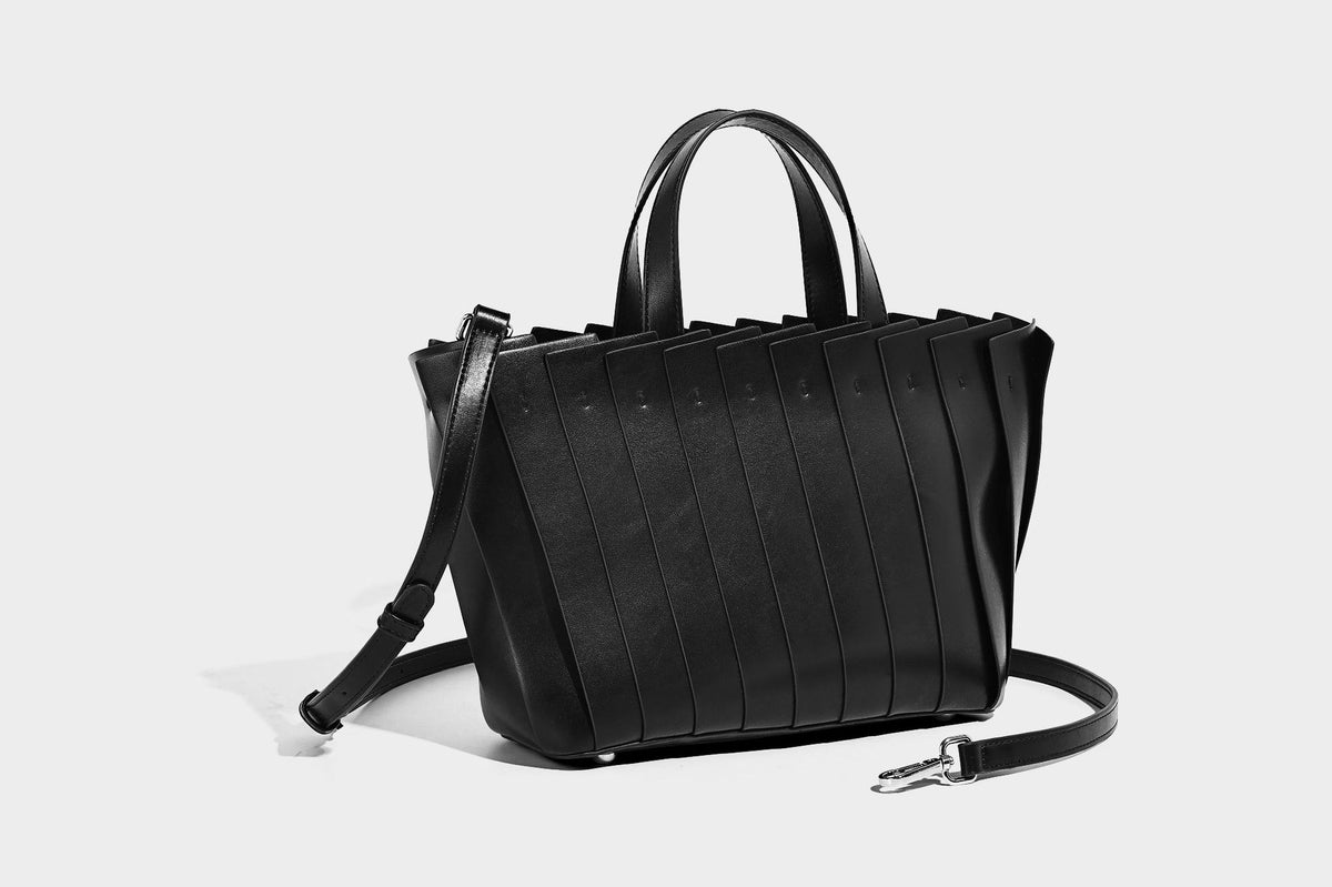 Formstabile Tote-Bag mit plissierten Partien in matter Lederoptik in Hellbraun, zwei Tragegriffen und abnehmbarem, verstellbarem Schulterriemen