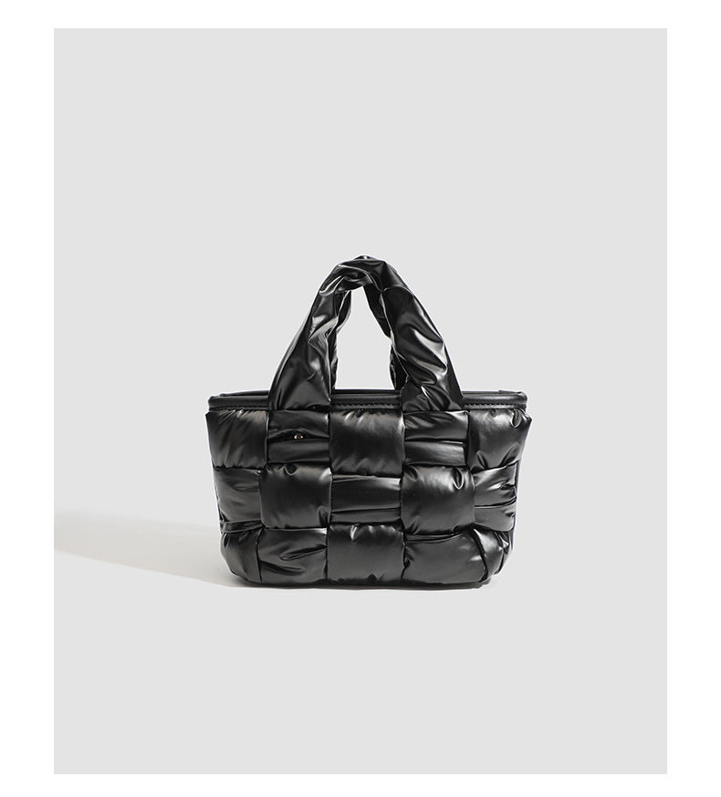 Schwarze glänzende geflochtene Shopper-Tasche im Puffer-Stil mit gepolsterten Tragegriffen und abnehmbarem Schulterriemen, Detailansicht 14