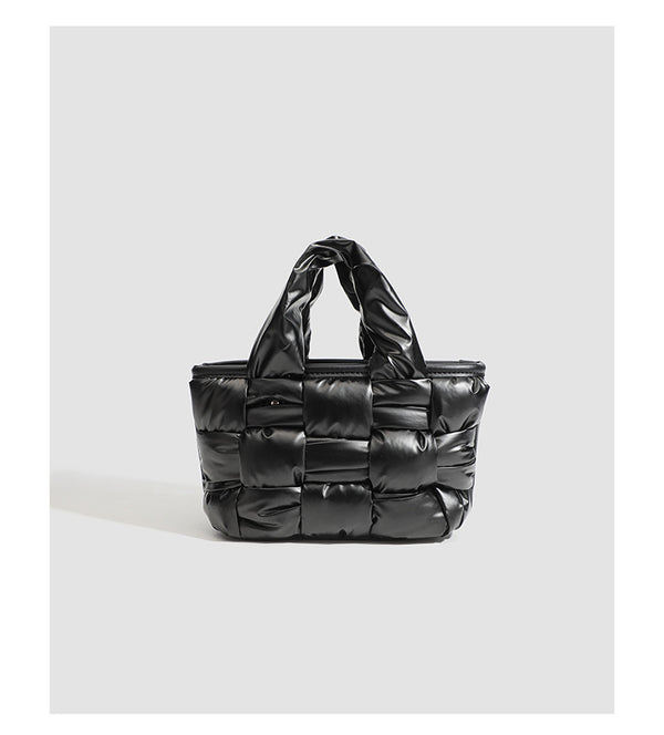 Schwarze glänzende geflochtene Shopper-Tasche im Puffer-Stil mit gepolsterten Tragegriffen und abnehmbarem Schulterriemen, Detailansicht 14