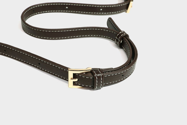 Lässig fallende Hobo-Schultertasche in warmem Braun mit dunkler Kontrastverzierung in Lederoptik, geschwungenem Reißverschluss und langem, detail