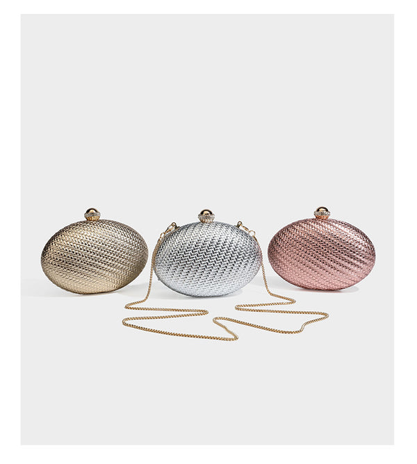 Kleine, ovale, metallisch gewebte Clutch mit juwelenbesetztem Bügelverschluss in Goldoptik und abnehmbarem Kettenriemen, Detailansicht 15