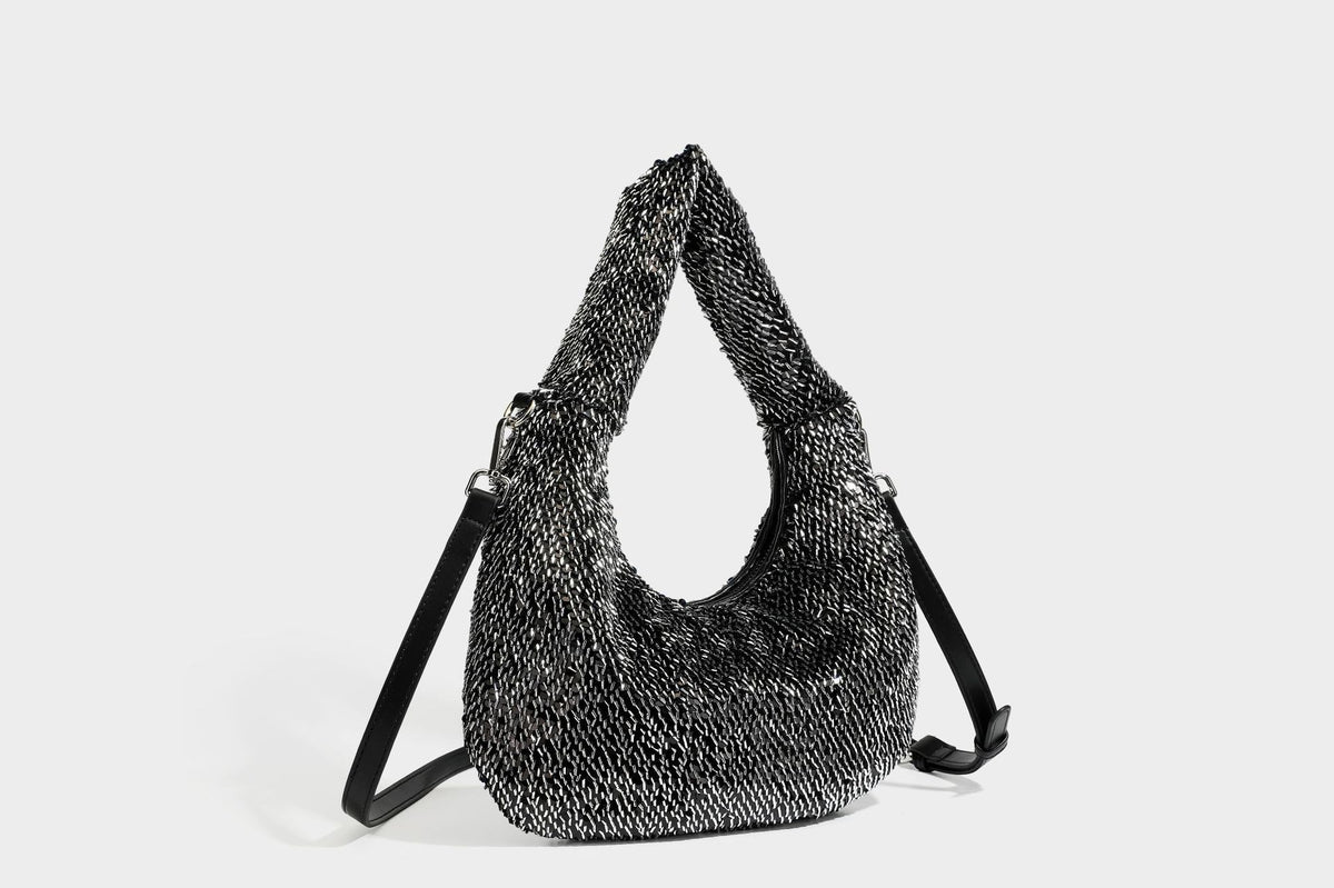 Lässig drapierte, tropfenförmige Hobo-Schultertasche mit durchgehendem Metallic-Paillettenbesatz und silberfarbenen Metalldetails, Detailansicht 34