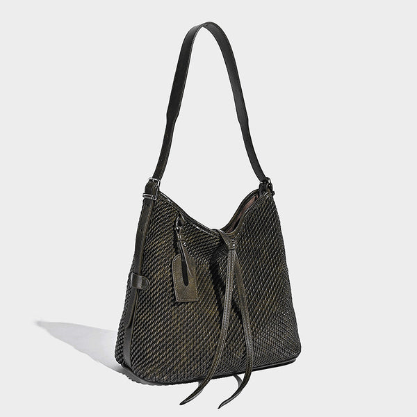 Große Schultertasche im gewebten Look mit glattem Besatz in Lederoptik, verstellbarem Riemen und herabhängendem Anhänger, Detailansicht
