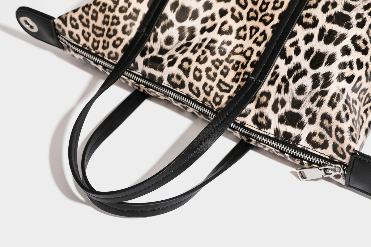 Shopper in glänzender Lederoptik mit Leopardenprint, schwarzem Besatz, Reißverschluss oben und zwei Schulterriemen, Detailansicht 39