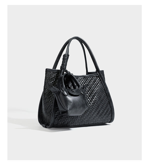 Strukturierte Tote-Bag mit Webstruktur in Braun, glattem, lederähnlichem Besatz, geknoteten Tragegriffen und einer befestigten Mini-Beuteltasche mit Kordelzug