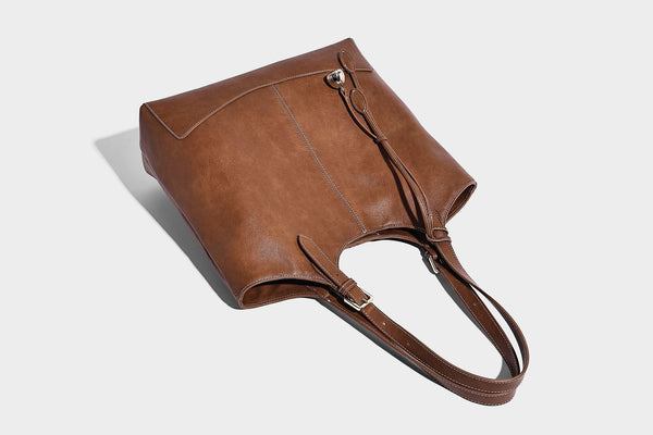 Große, strukturierte Schultertasche im Tote-Stil in Braun und Lederoptik mit langen Doppelriemen, Schnallenbeschlägen, Quasten-Anhänger und geschwungener