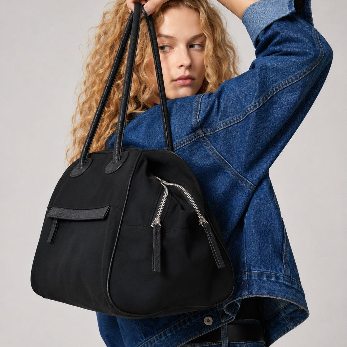 Strukturierte, kuppelförmige Henkeltasche aus mattem Nylon mit genarbtem Besatz in veganer Lederoptik, Reißverschluss oben, vorderem Steckfach und