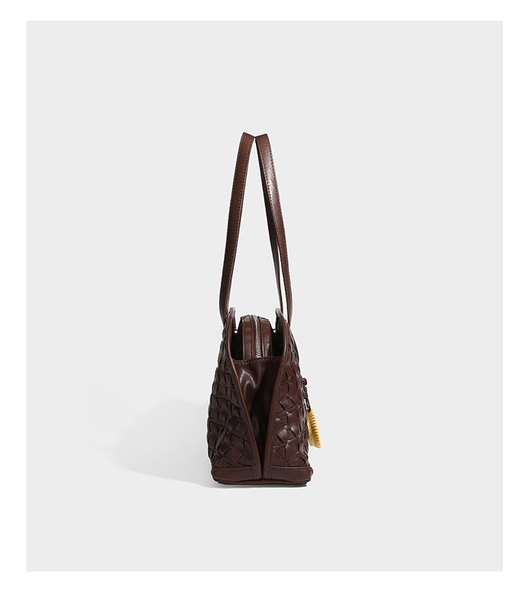 Strukturierte, kuppelförmige Schultertasche in Lederoptik mit geometrischer Webstruktur, langen Doppelriemen, Reißverschluss oben und runden