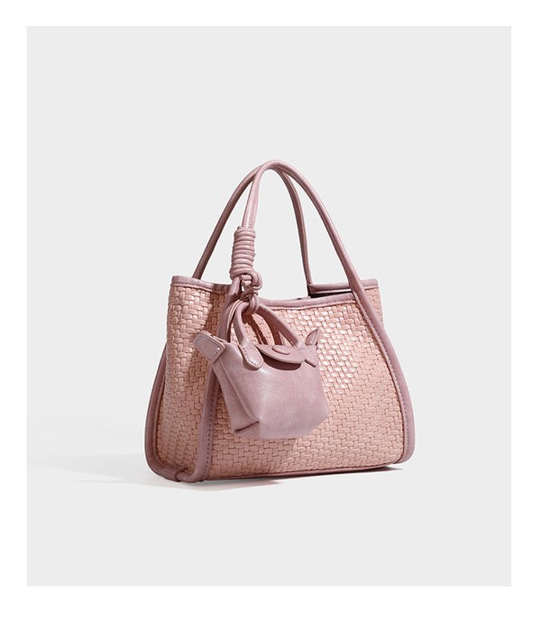 Strukturierte Tote-Bag mit Webstruktur in Braun, glattem, lederähnlichem Besatz, geknoteten Tragegriffen und einer befestigten Mini-Beuteltasche mit Kordelzug
