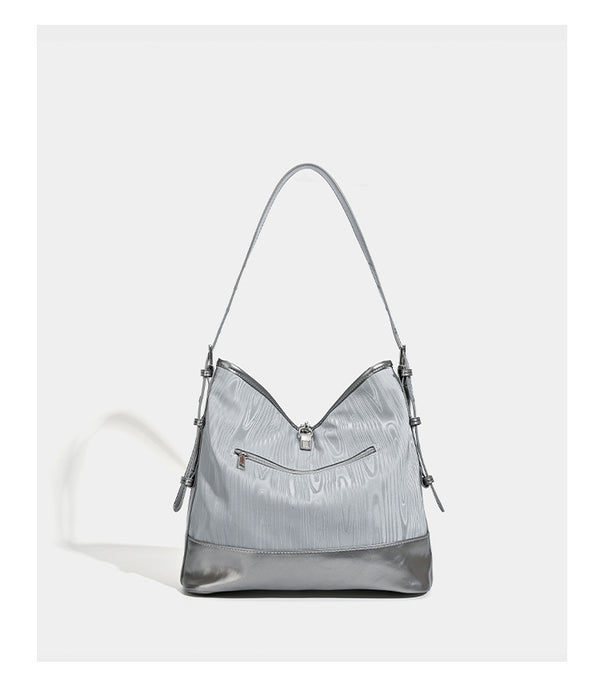 Lässig geformte Hobo-Schultertasche in Silbergrau mit holzmaserungsgeprägten Einsätzen, glänzender Metallic-Einfassung, Reißverschluss oben und vorderem Überschlag