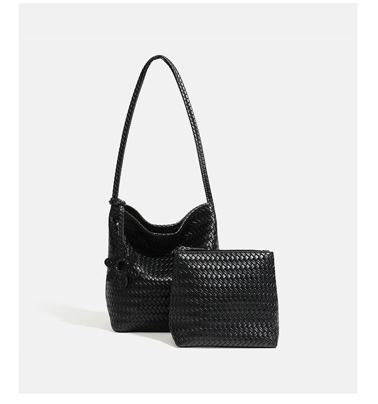 Dunkelbraune Beuteltasche aus geflochtenem Material in Lederoptik mit geflochtenem Riemen, Blumenanhänger und passender Reißverschlusstasche, Detailansicht 19
