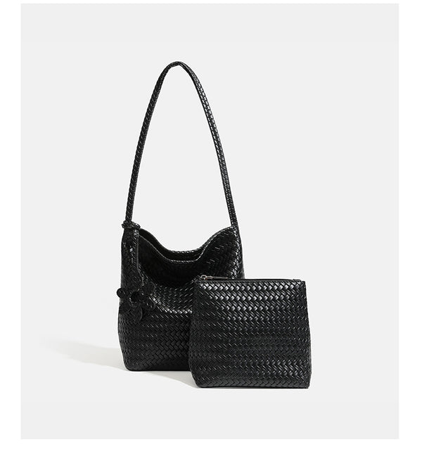 Dunkelbraune Beuteltasche aus geflochtenem Material in Lederoptik mit geflochtenem Riemen, Blumenanhänger und passender Reißverschlusstasche, Detailansicht 19