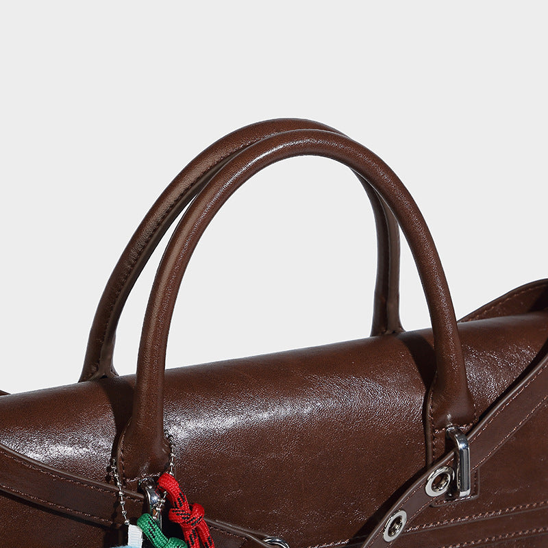 Großer wandelbarer Tote-Rucksack in glänzender Lederoptik mit plüschigem Bärenanhänger und silberfarbenen Details, Detailansicht 23