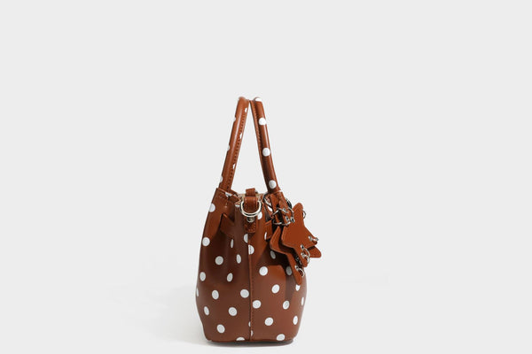 Kleine strukturierte Mini-Tote-Bag mit Punkten in Braun und weißen Punkten, Sternanhänger, zwei Tragegriffen und abnehmbarem Schulterriemen