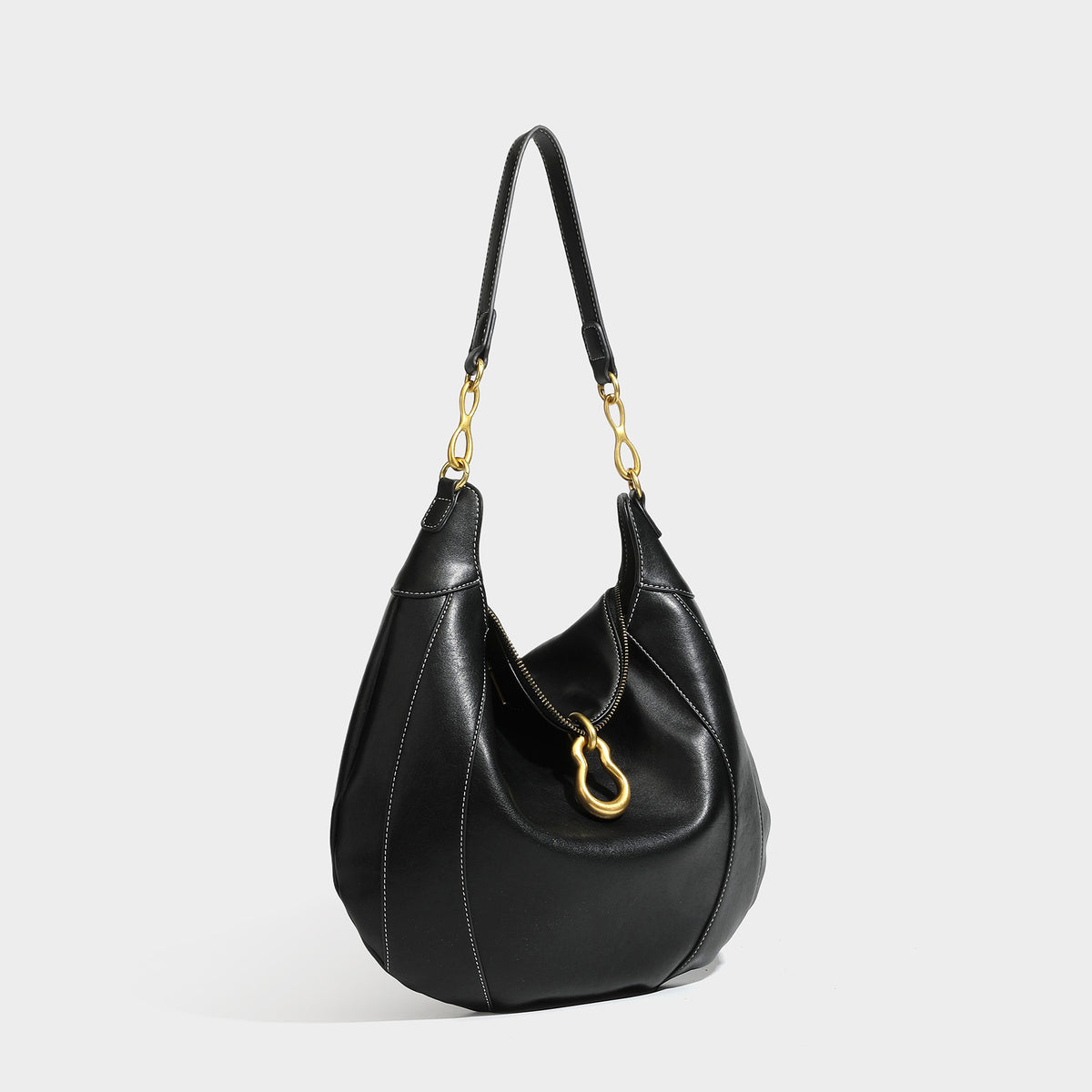 Lässig fallende sichelförmige Hobo-Schultertasche in Dunkelbraun mit goldfarbenem Ring und Kettenglied-Beschlägen sowie Reißverschluss oben, Detailansicht