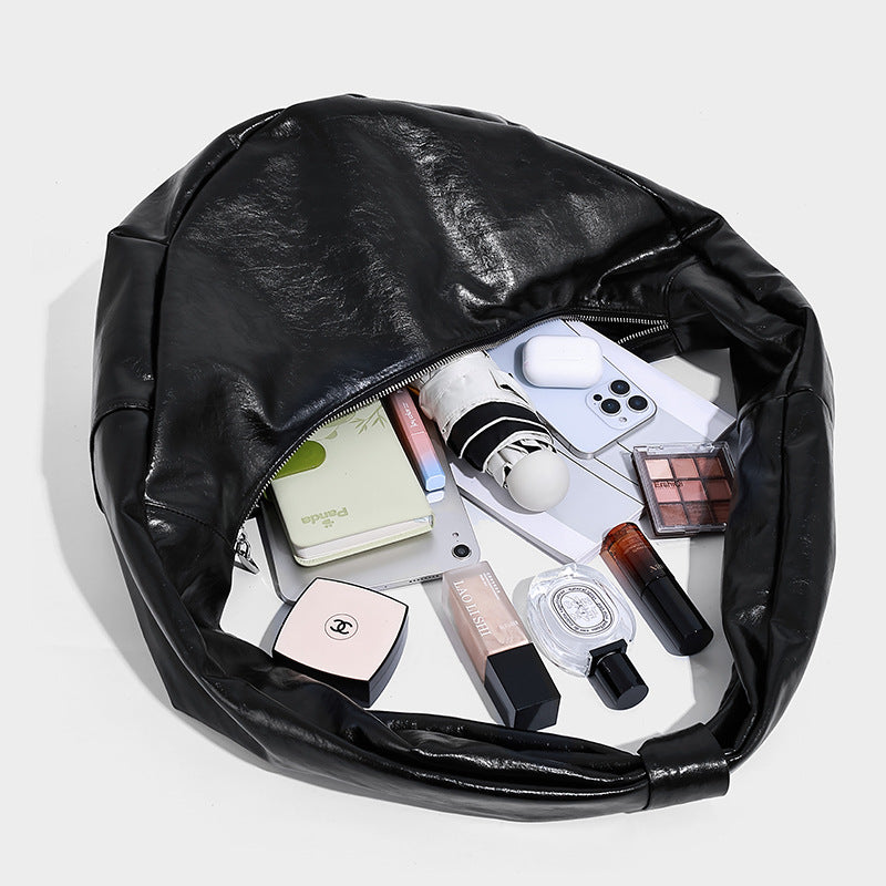 Glänzende, lässig fallende schwarze Hobo-Tasche in Halbmondform mit breitem, integriertem Schulterriemen und silberfarbenem Reißverschluss, Detailansicht 4