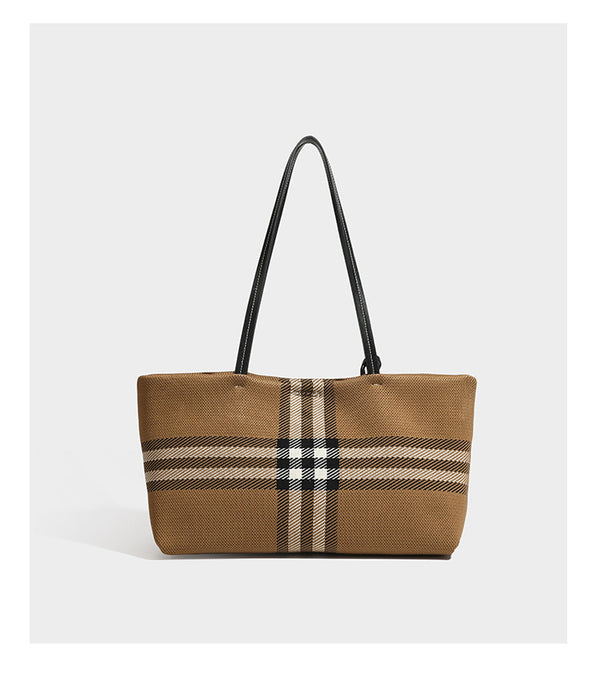 Strukturierte karierte Tote-Bag aus Webmaterial mit langen Schulterriemen in schwarzer Lederoptik und befestigter schwarzer Reißverschlusstasche, Detailansicht 10