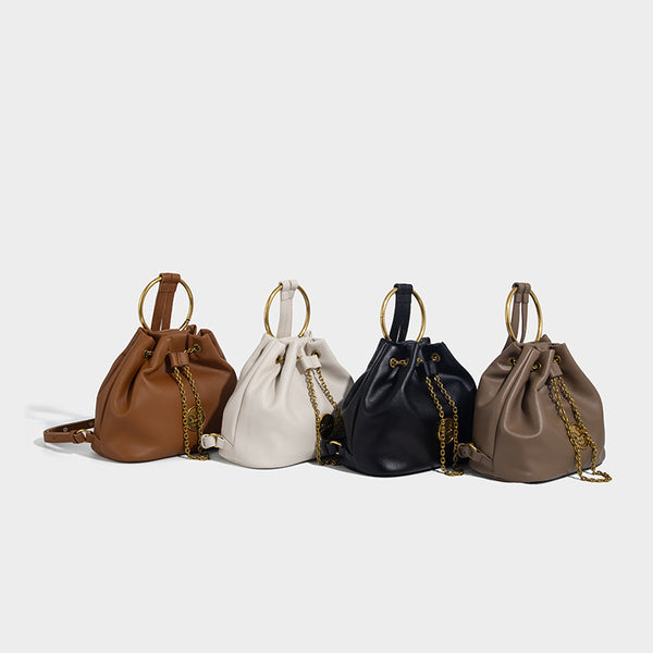 Kleine Bucket-Tasche aus genarbter Lederoptik mit goldfarbenem Ringhenkel, Kettenmedaillon als Akzent und verstellbarem Rucksack