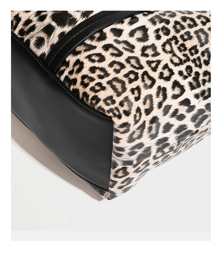 Tote-Bag in glänzender Lederoptik mit Leopardenmuster, schwarzen Besätzen, Reißverschluss oben und zwei Schultergriffen, Detailansicht 24